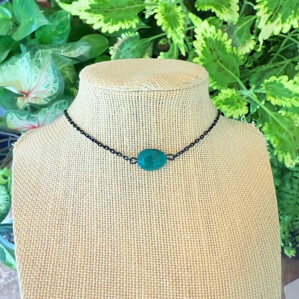 Elegant Green Stone Necklace - Picture 2 of 4